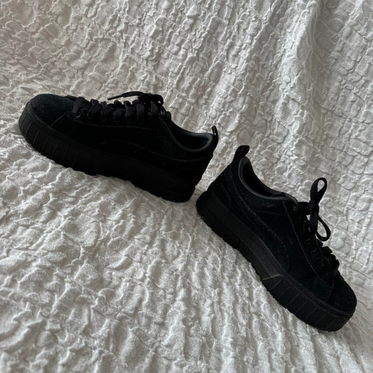 Schwarze Puma-Schuhe