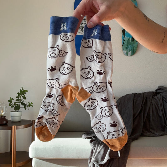 Chaussettes blanches avec détails bleus et jaunes