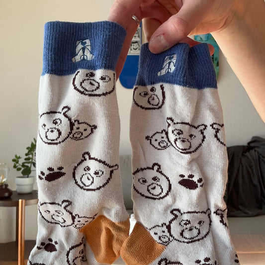 Chaussettes blanches avec détails bleus et jaunes