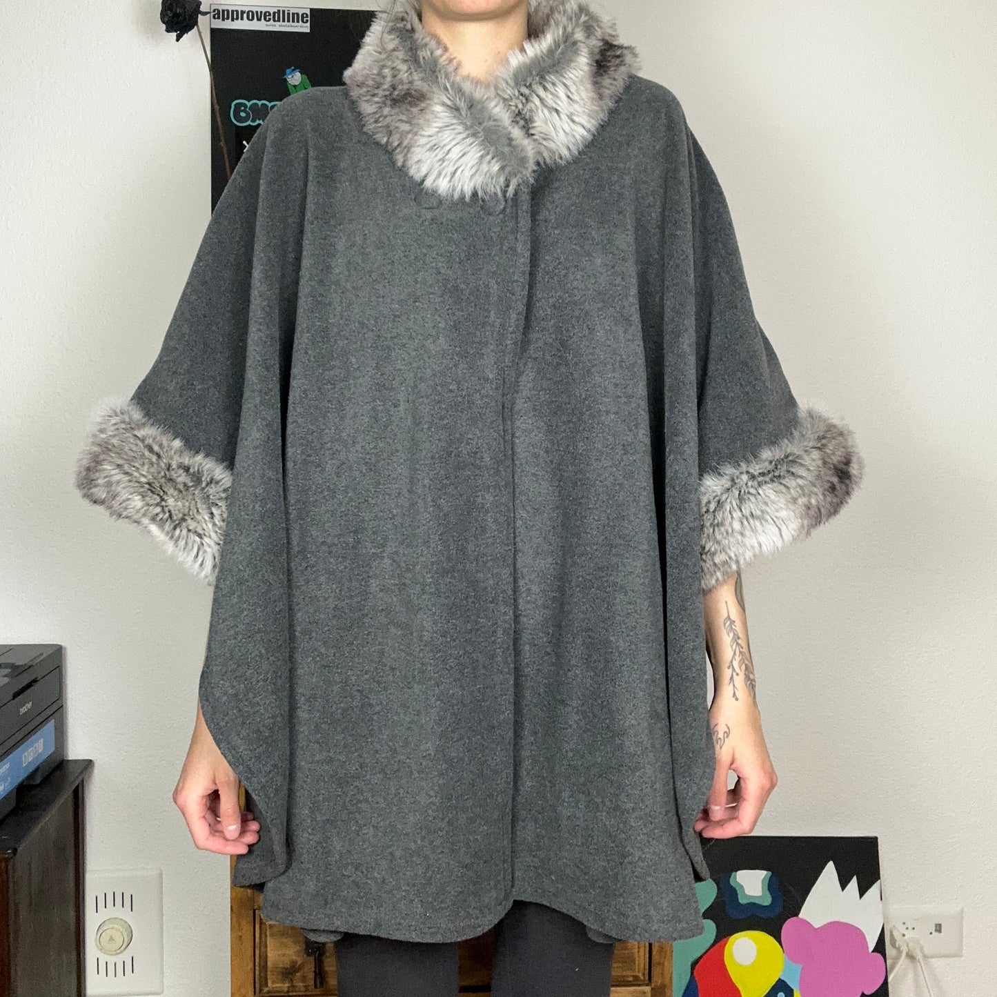 Gray Poncho / Cardigan with fake Fur on the arms