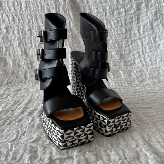 Schwarz-weiße High Heels