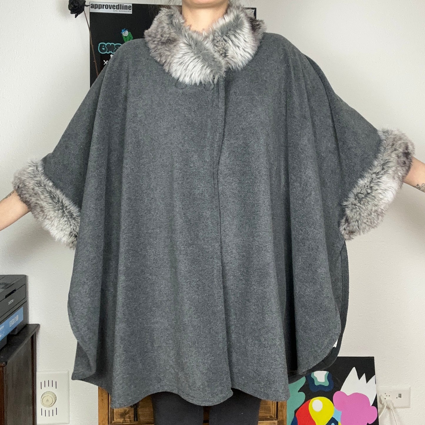 Gray Poncho / Cardigan with fake Fur on the arms