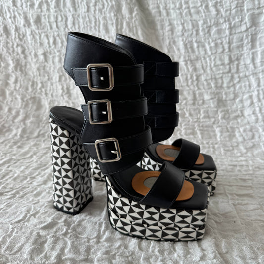 Schwarz-weiße High Heels