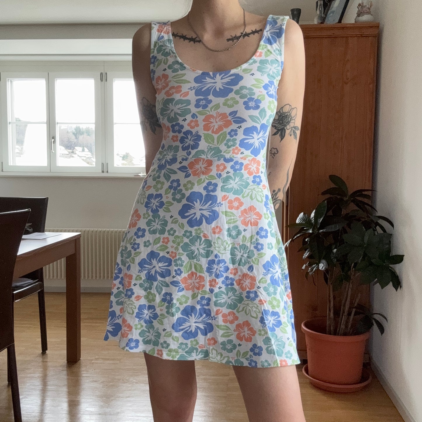 Robe blanche à motifs floraux colorés | Berne