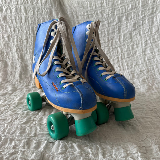 Blaue Rollschuhe