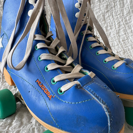 Blaue Rollschuhe