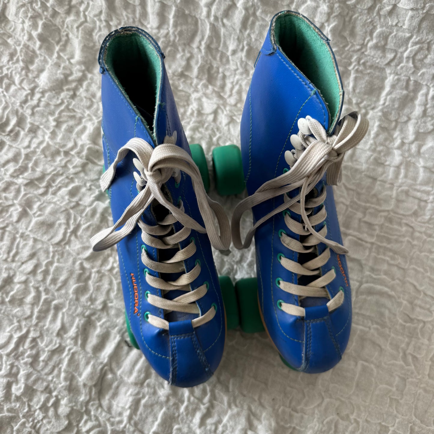 Blaue Rollschuhe