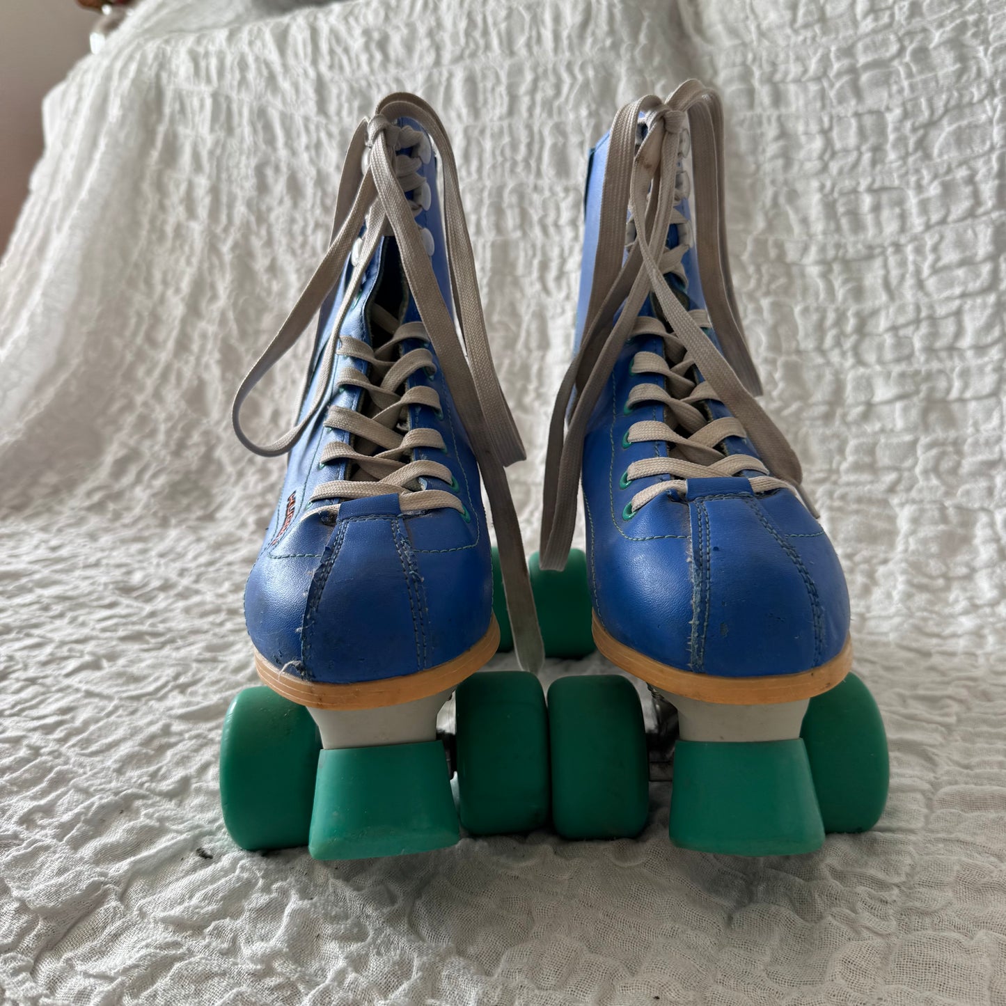 Blaue Rollschuhe