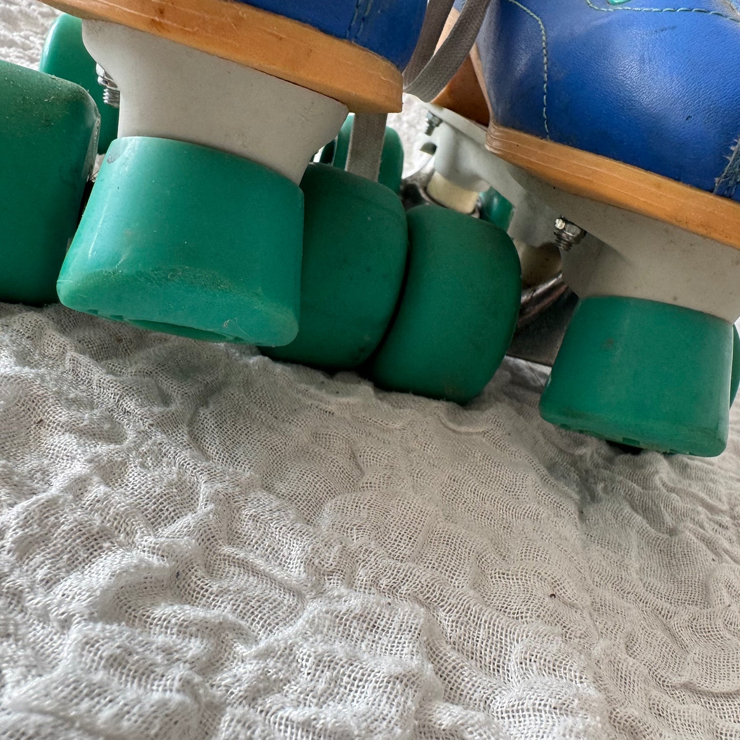 Blaue Rollschuhe