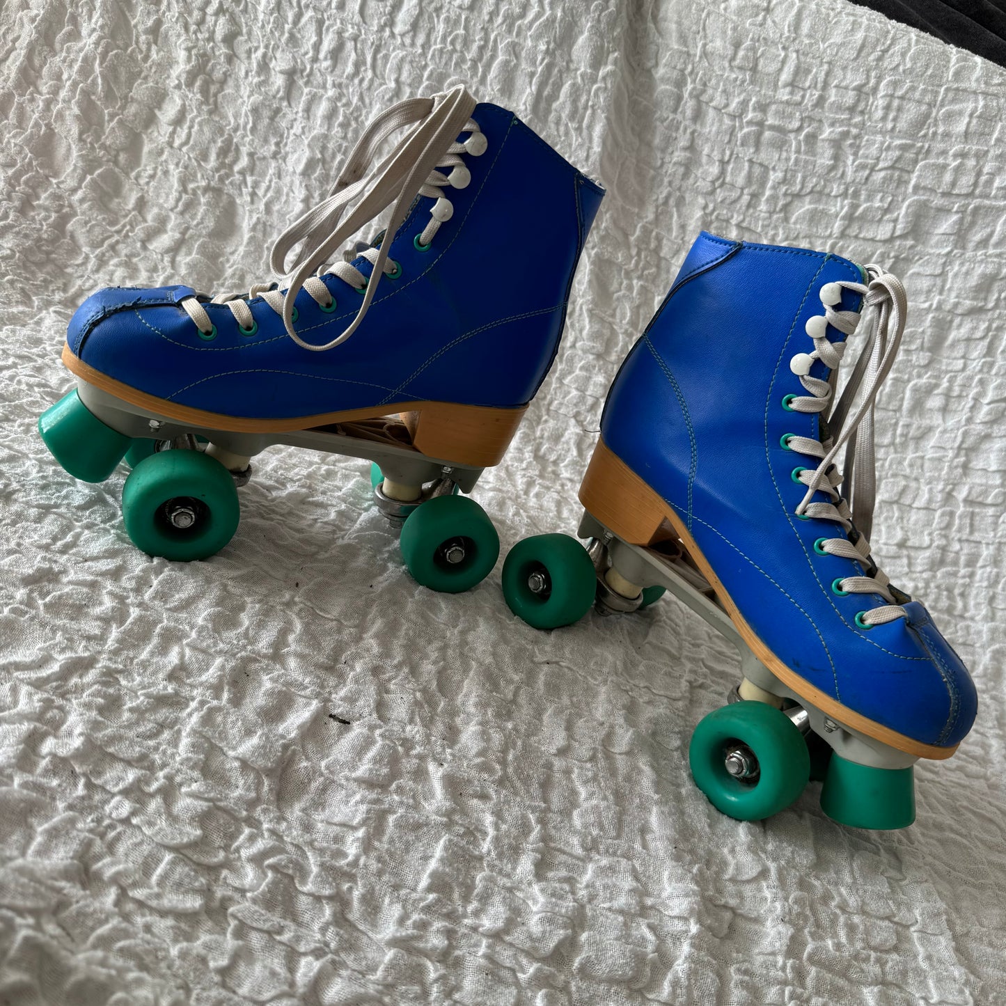 Blaue Rollschuhe
