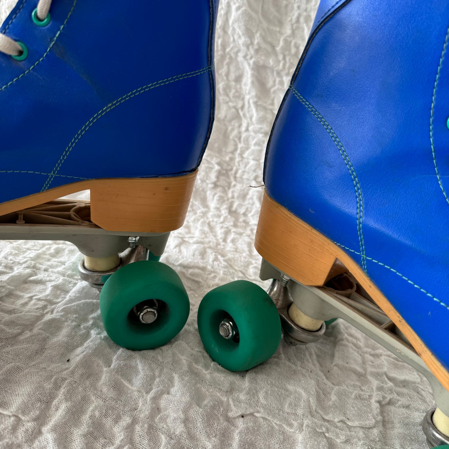 Blaue Rollschuhe
