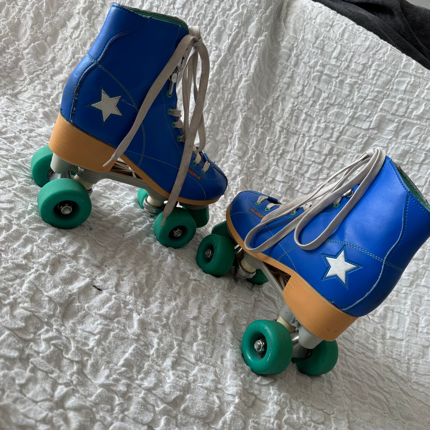 Blaue Rollschuhe