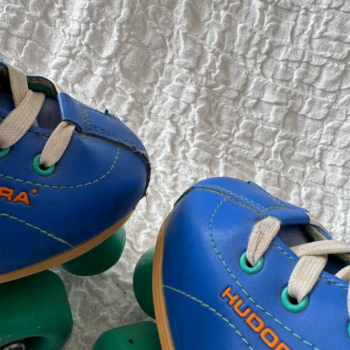 Blaue Rollschuhe
