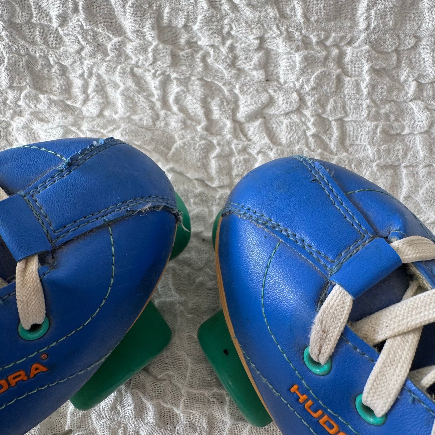 Blaue Rollschuhe