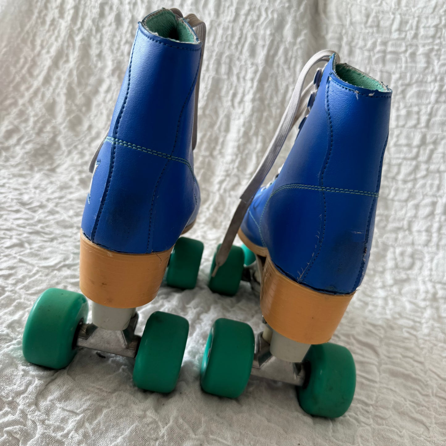 Blaue Rollschuhe
