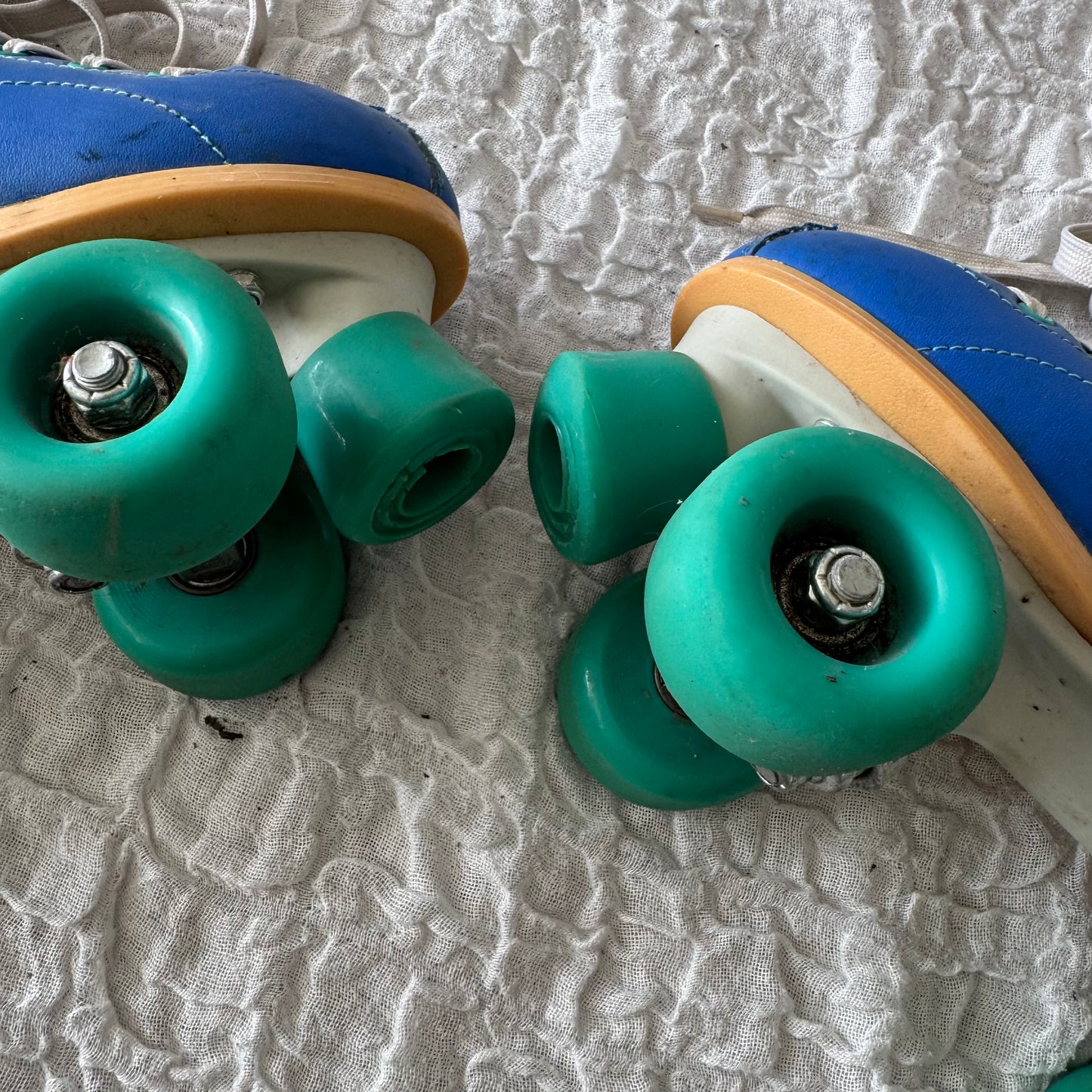 Blaue Rollschuhe