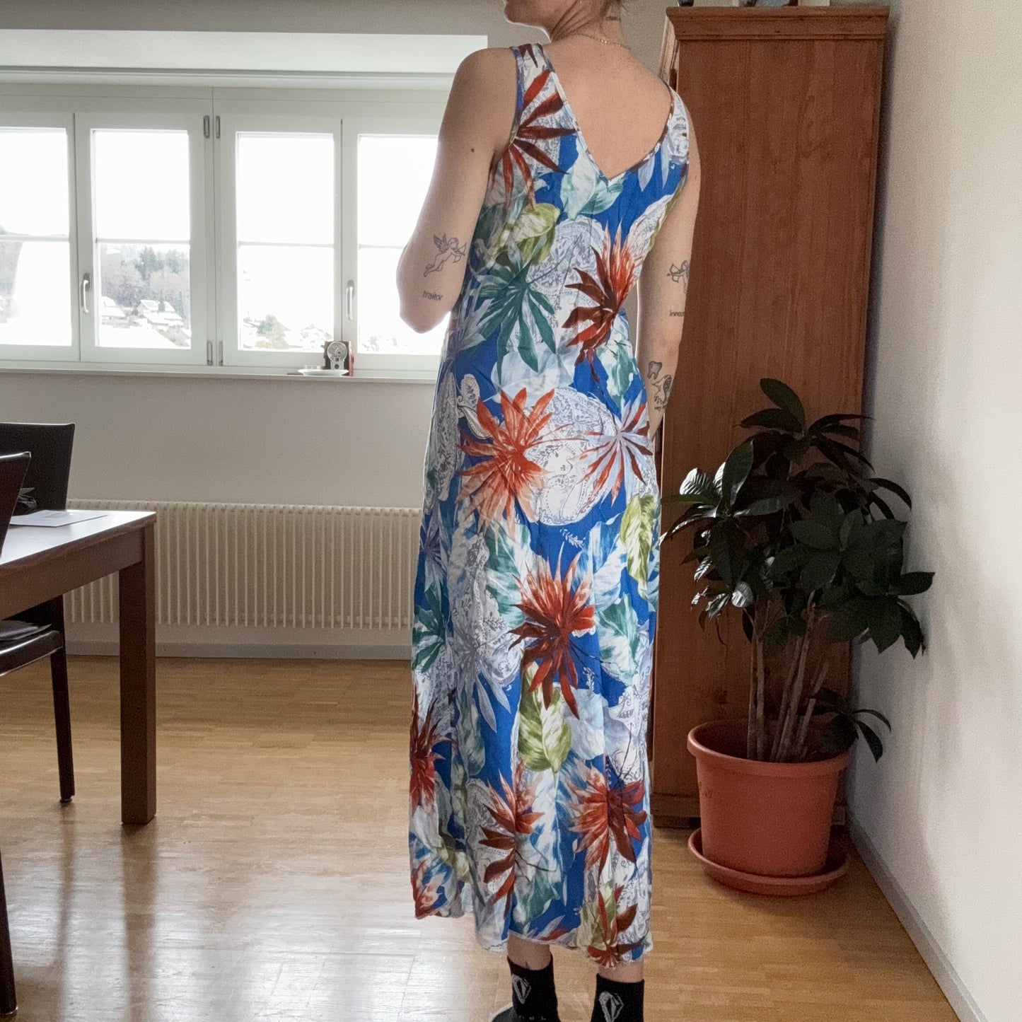 Robe blanche à motifs bleus, oranges, blancs et verts | Berne
