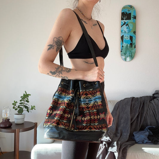 Sac noir avec motif bleu, jaune, orange et rouge