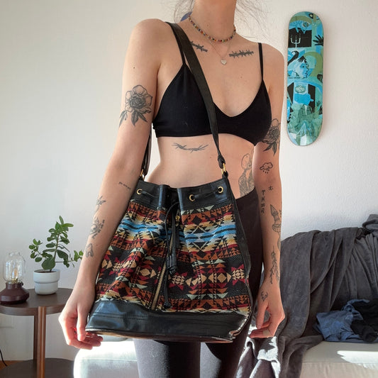 Sac noir avec motif bleu, jaune, orange et rouge