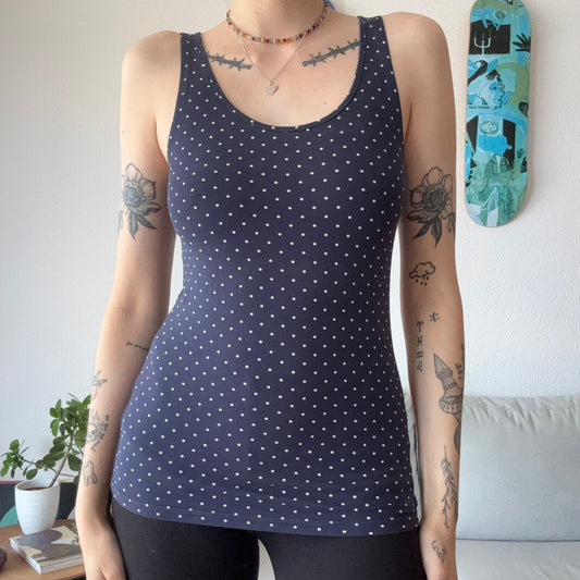 Blaues Top mit weißen Punkten