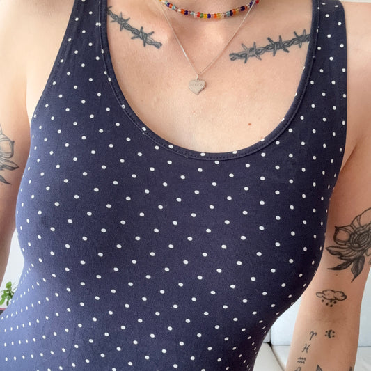 Blaues Top mit weißen Punkten