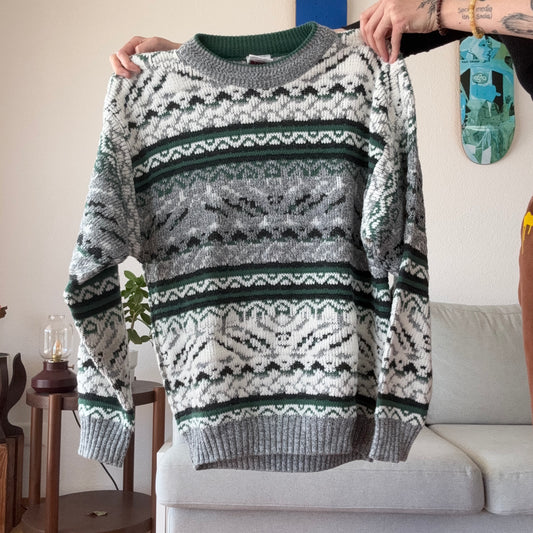 Grauer, grüner und weißer Strickpullover