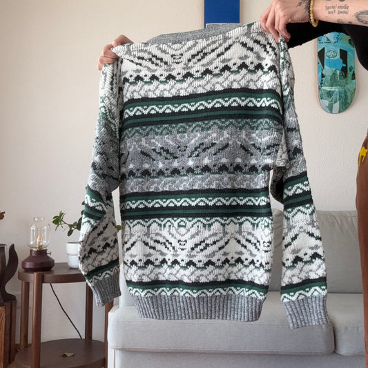 Grauer, grüner und weißer Strickpullover