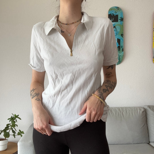 Weißes Poloshirt