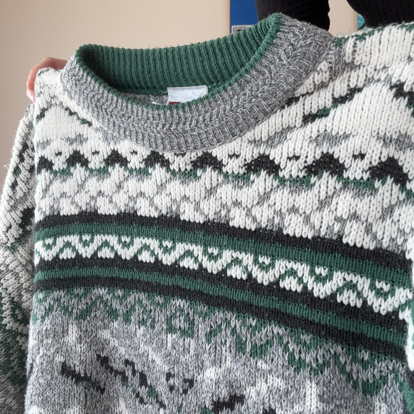 Grauer, grüner und weißer Strickpullover