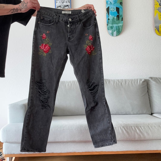 Jean noir avec détails rouges