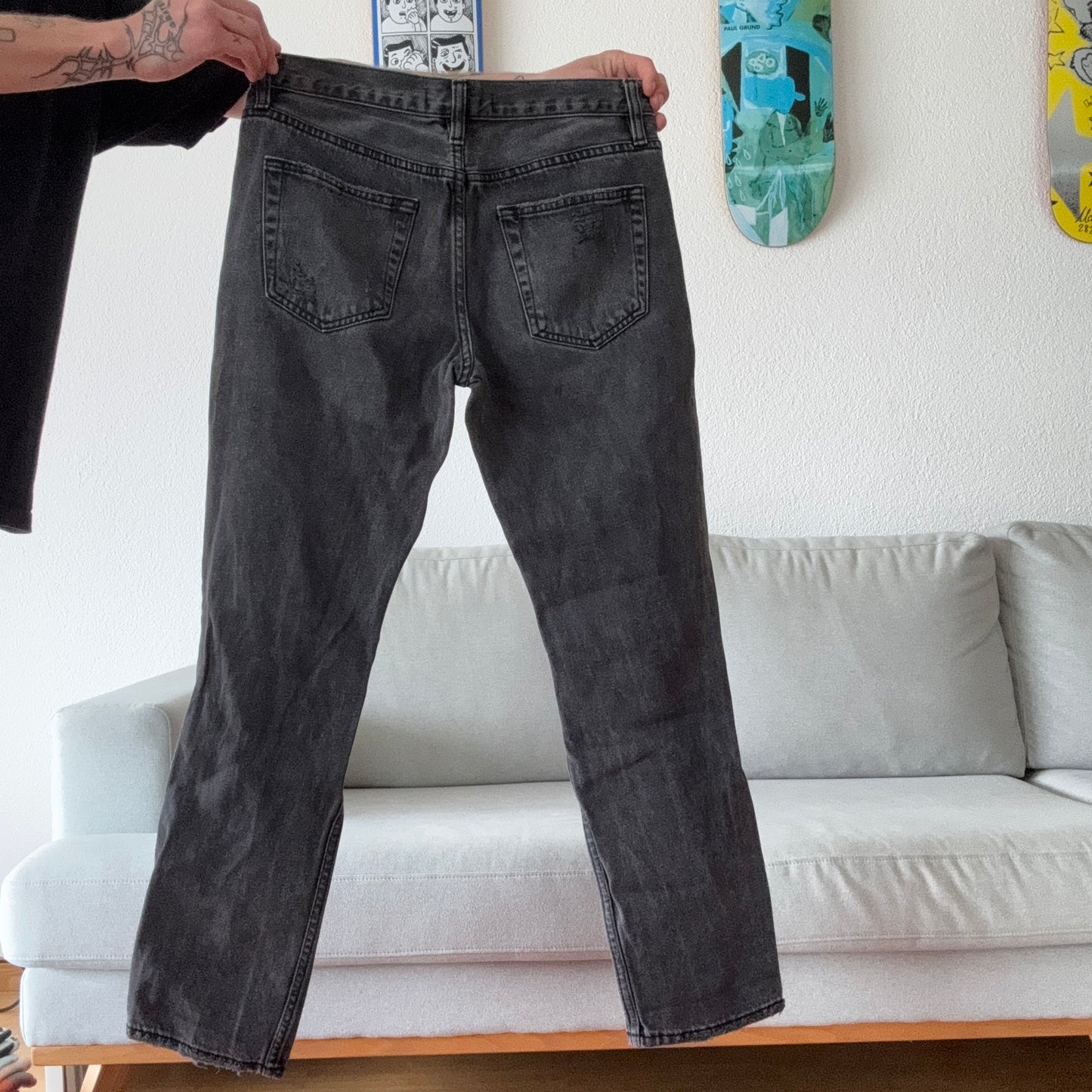 Jean noir avec détails rouges