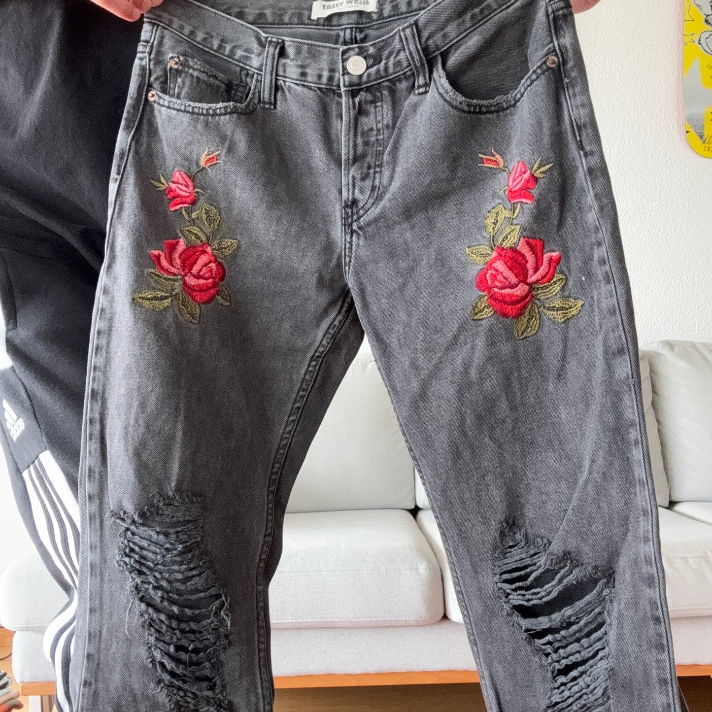 Jean noir avec détails rouges