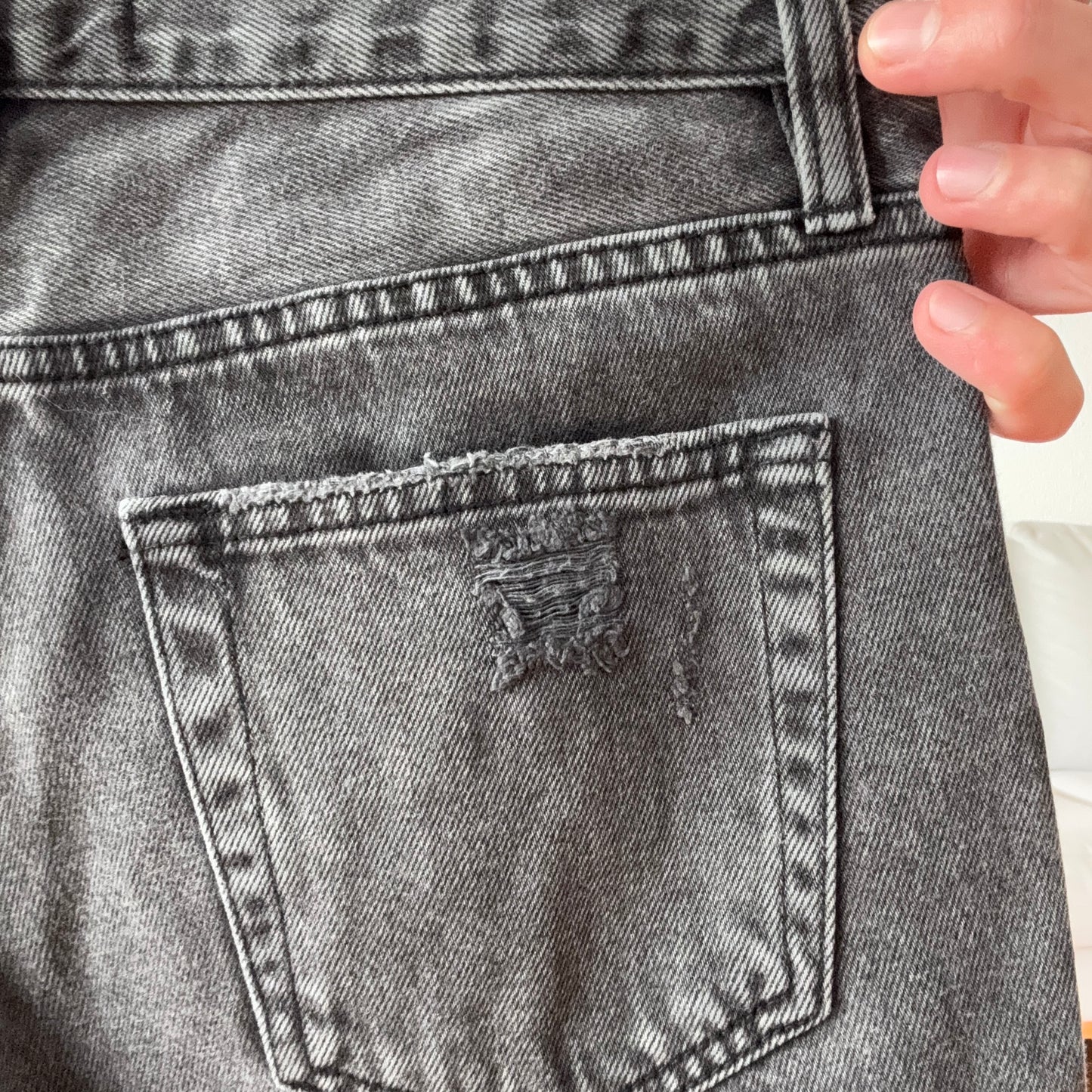 Jean noir avec détails rouges