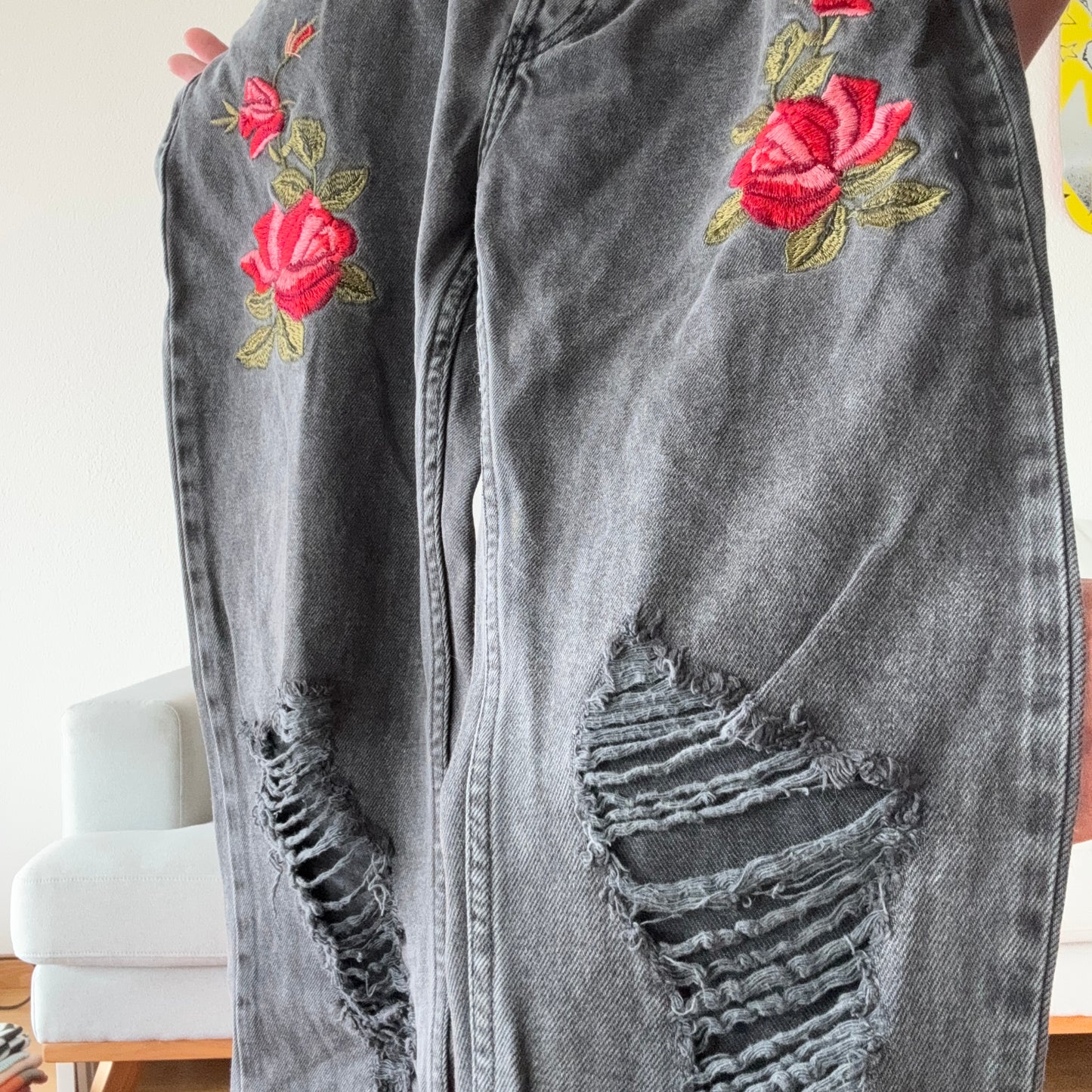 Jean noir avec détails rouges