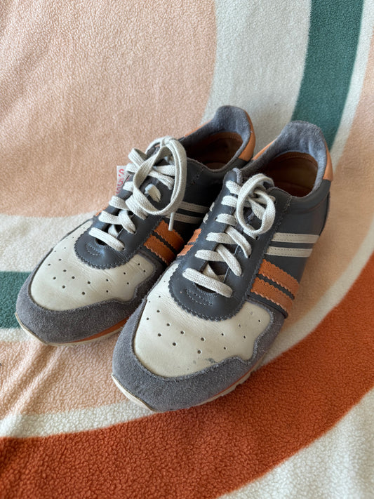 Graue, weiße, orange Schuhe