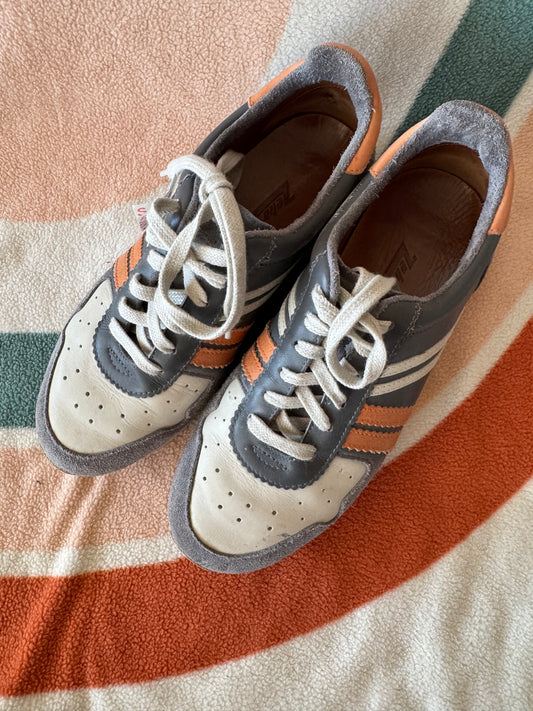 Graue, weiße, orange Schuhe