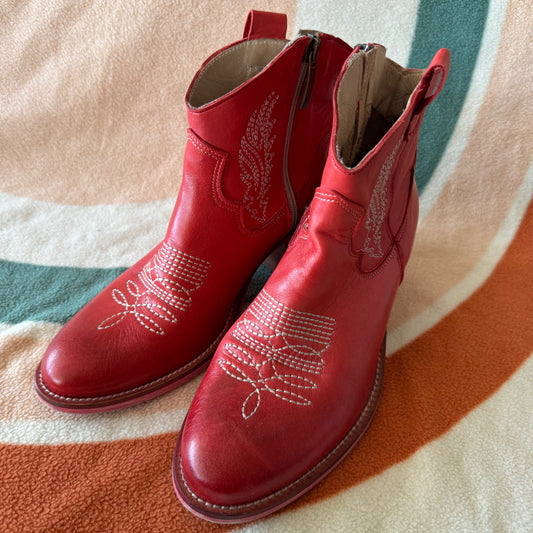 Rote Cowboystiefel / Schuhe