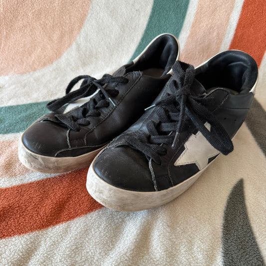 Schwarze und weiße Schuhe