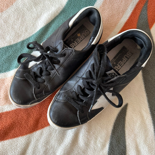 Schwarze und weiße Schuhe