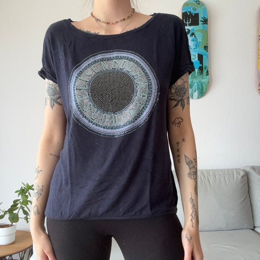 Blaues Shirt mit Print und glänzenden Steinen auf der Vorderseite