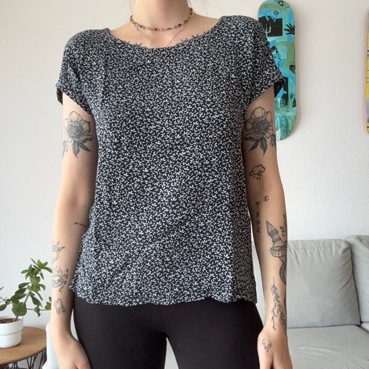 Schwarzes Shirt mit weißem Muster