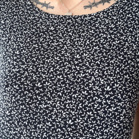 Schwarzes Shirt mit weißem Muster