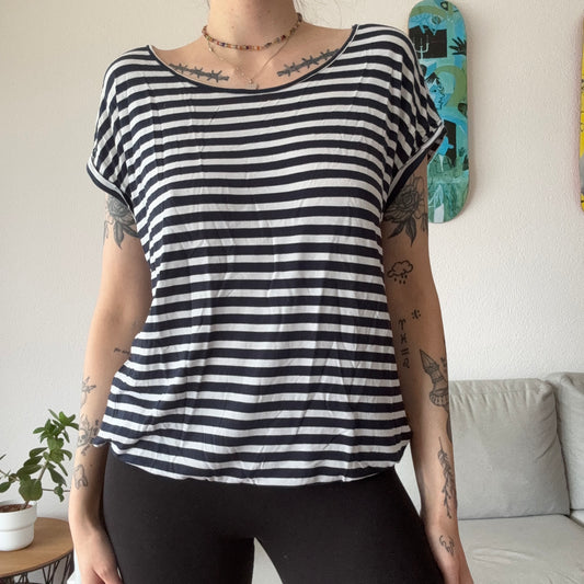 Schwarz-weiß gestreiftes Shirt