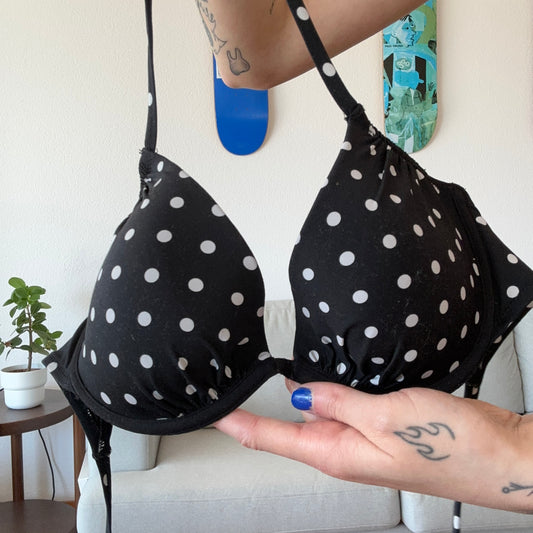 Schwarzes Bikinioberteil mit weißen Punkten