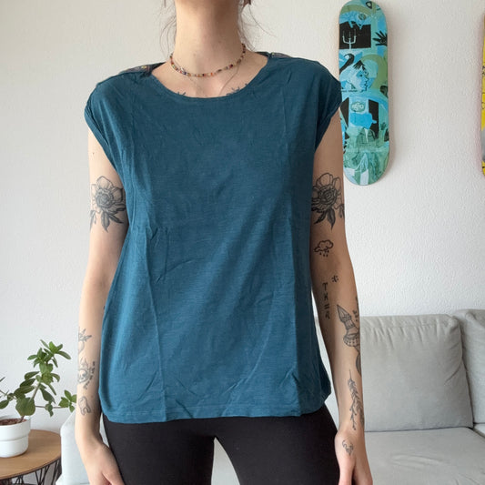 Blaues Shirt