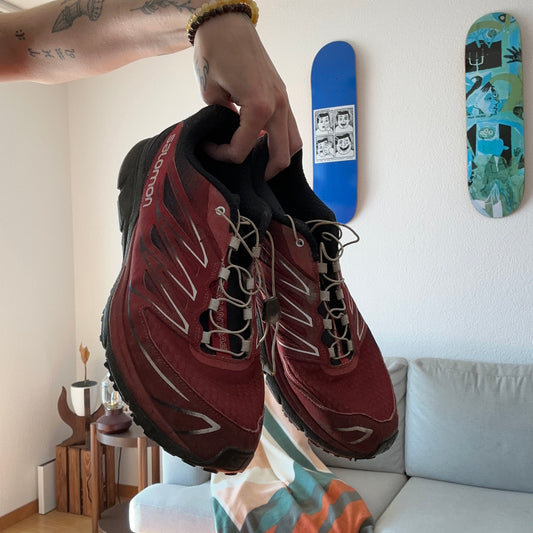 Rote und schwarze Salomon-Schuhe | Bern