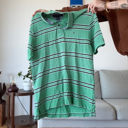 Grünes Shirt mit weißen und blauen Streifen
