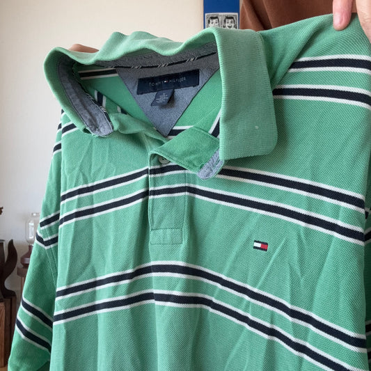 Grünes Shirt mit weißen und blauen Streifen