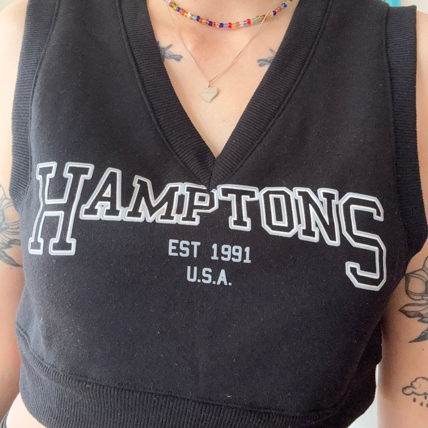 Top noir avec imprimé sur le devant