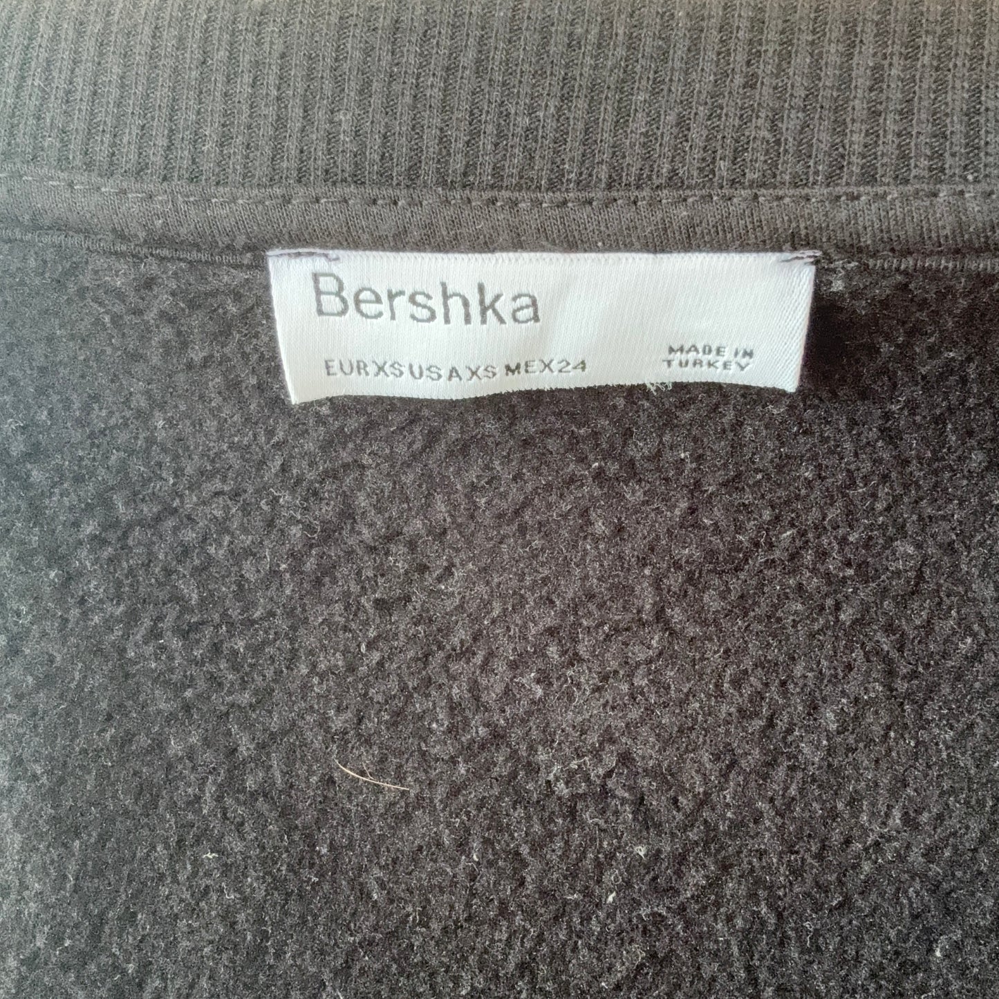 Top noir avec imprimé sur le devant